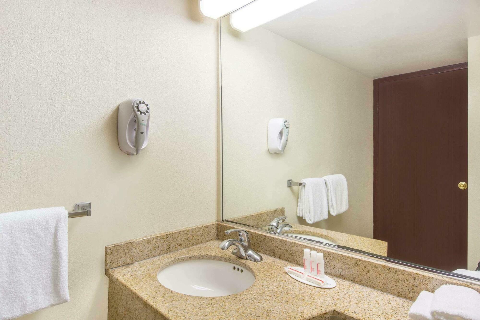 Howard Johnson By Wyndham Bartonsville/Poconos Area Экстерьер фото